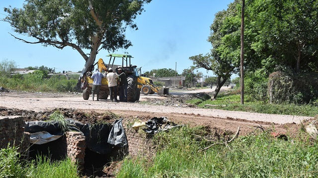 El Municipio de Villa Angela avanza en el relleno de calles, reparación de alcantarilles y limpieza de cunetas 