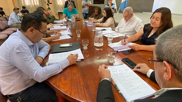 Buyatti: “No podemos legislar con coerción cuando el país está desregulando todo”