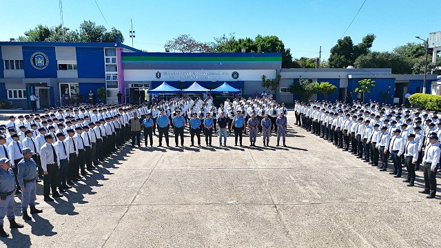 El Gobierno Provincial entregó uniformes a los futuros Agentes de Policía 
