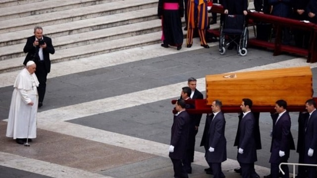 El papa Francisco presidió el funeral de Benedicto XVI ante una multitud en el Vaticano