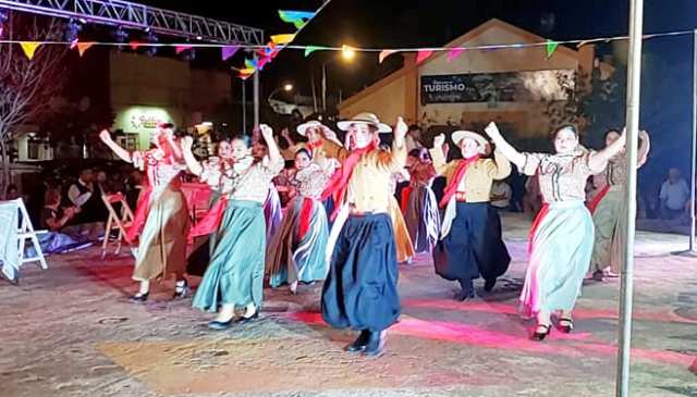 El Municipio de Villa Angela celebró el día del folclorista en el Parque del Centenario 