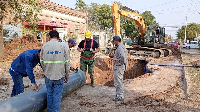 Villa Angela: Se iniciaron los trabajos para reparar caño colector de Cloacas 