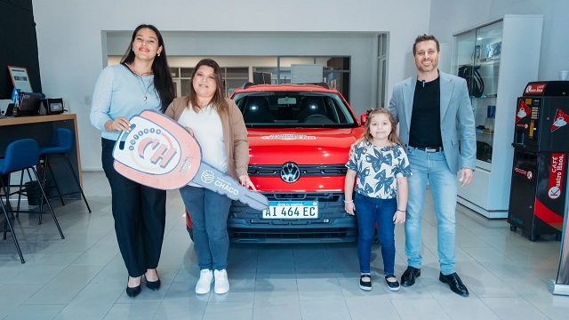 Obtuvo su primer auto gracias al bono Bienal: Loter&iacute;a Chaque&ntilde;a entreg&oacute; el Volkswagen Tera 0km a la ganadora 