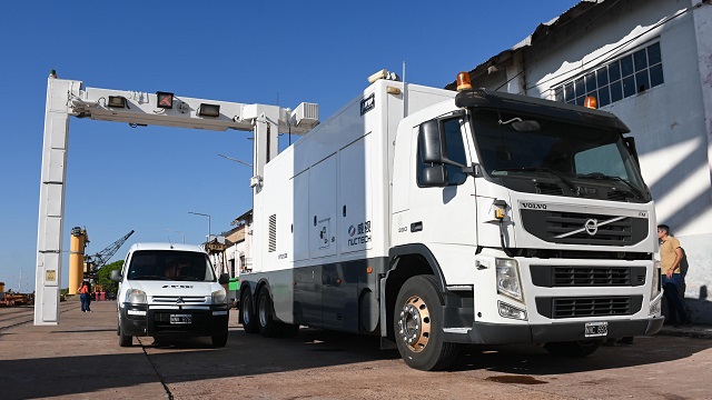 Nueva Tecnología para el Puerto de Barranqueras: Zdero supervisó la entrega del nuevo escáner aduanero