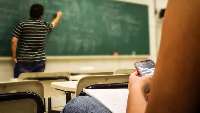 El Ejecutivo analiza restringir el uso de celulares en las escuelas chaqueñas