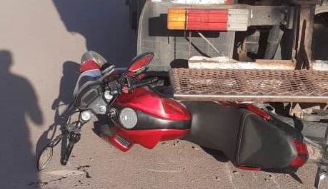 Sábado trágico, motociclista muere tras impactar con un camión estacionado