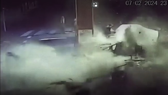 Salta: explotó un auto cuando cargaba GNC y llovió cocaína