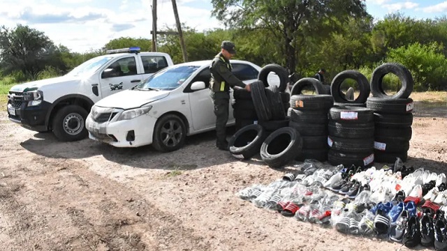 En dos vehículos, trasladaban más de 100 neumáticos y mercadería de contrabando