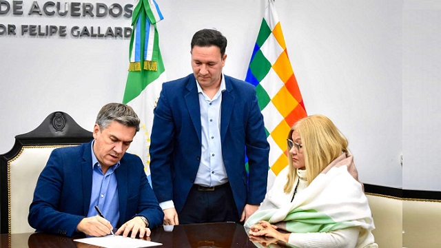 EL GOBERNADOR ZDERO RUBRICÓ LA ESCRITURA QUE TRANSFIERE EL PARQUE DE LA DEMOCRACIA A LA MUNICIPALIDAD DE RESISTENCIA
