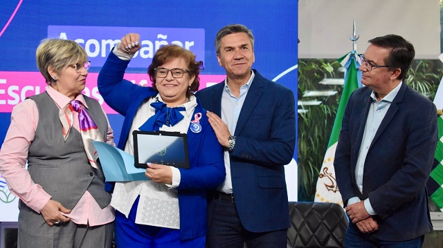 El Gobernador Zdero entregó las primeras Tablets del programa Escuelas Alfa en Red para intensificar aprendizajes en lectura y escritura 