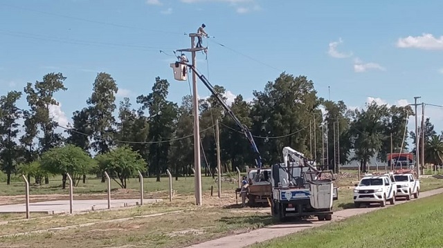 AVANZA EL TRAMO FINAL DE LA NUEVA LÍNEA ELÉCTRICA ENTRE VILLA ÁNGELA Y DU GRATY
