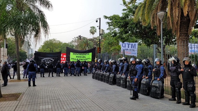 Seguridad: la Policía del Chaco despejó una protesta social frente a Casa de Gobierno y hay diez personas demoradas