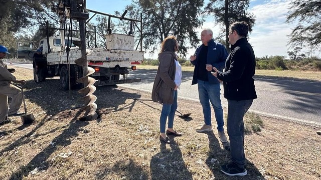 El Gobierno Provincial instala nueva iluminación en el acceso a Santa Sylvina 