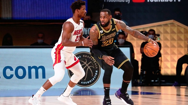 Miami venció a Los Angeles y extiende la final de la NBA