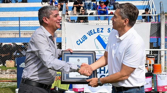 Tres Isletas: El Gobernador Zdero acompa&ntilde;&oacute; los 90 A&ntilde;os del Club V&eacute;lez Sarsfield y entreg&oacute; equipamiento Deportivo