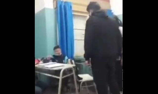 Video: era víctima de bullying y le dio una golpiza a su acosador en plena clase