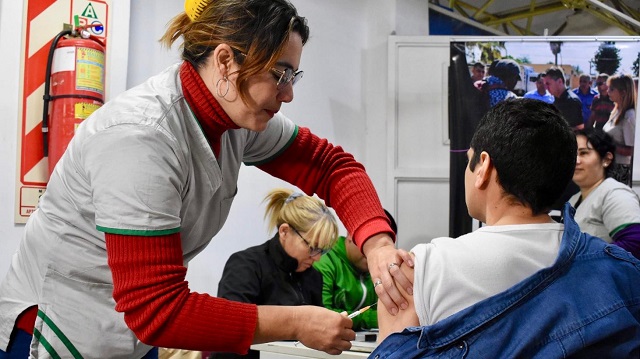 Campaña Provincial: Hoy se instaló una posta de vacunación en la Farmacia del INSSSEP 