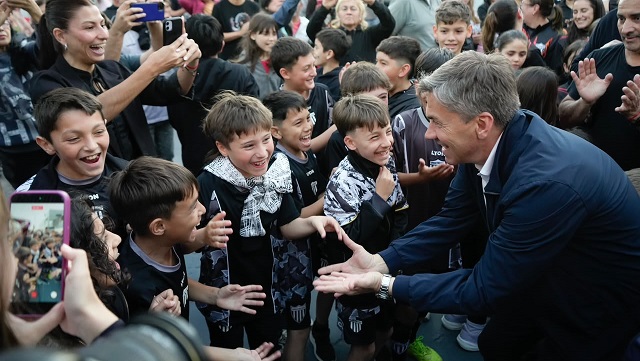 M&aacute;s obras para el deporte: El Gobernador Zdero acompa&ntilde;a el crecimiento del Club Chaco For Ever 
