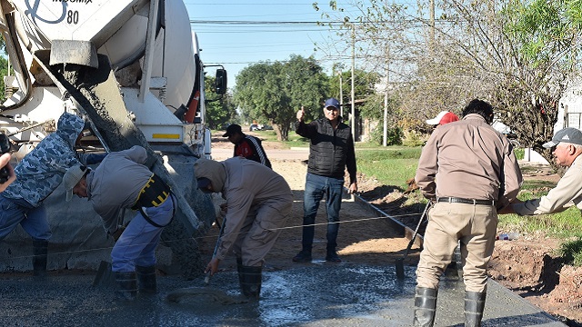 LA MUNICIPALIDAD DE VILLA ÁNGELA COMPLETA LA PAVIMENTACIÓN DE LA CALLE TUCUMÁN Y ANUNCIA NUEVOS FRENTES DE OBRA