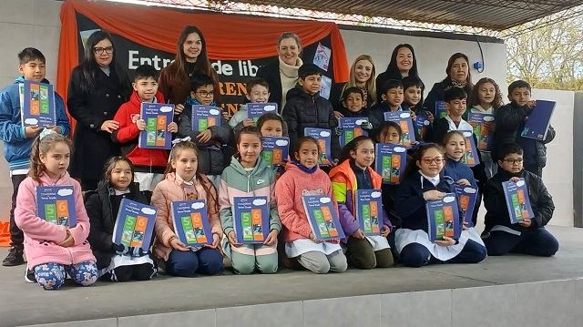 Con 75.000 nuevos libros, Educaci&oacute;n avanza con la distribuci&oacute;n del programa Aprendo Leyendo  