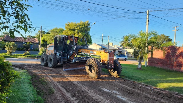 Villa &Aacute;ngela: Servicios p&uacute;blicos avanza en los trabajos de perfilado de calles, cuneteos y recolecci&oacute;n de ramas 