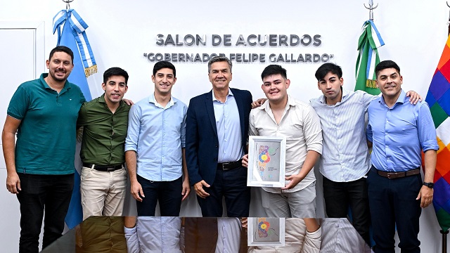 ORGULLO CHAQUE&Ntilde;O: EL GOBERNADOR ZDERO RECIBI&Oacute; AL GRUPO TRINAR, TRAS SU DESTACADA ACTUACI&Oacute;N EN COSQU&Iacute;N