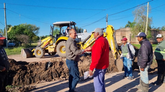 La Municipalidad de Villa Angela inició obras de pavimento en calle Tucumán con recursos propios 