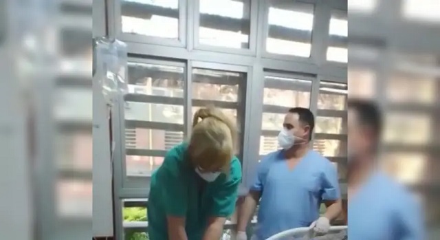 Entre risas, grabaron la reanimación de un paciente y los separaron del cargo en el Hospital Perrando
