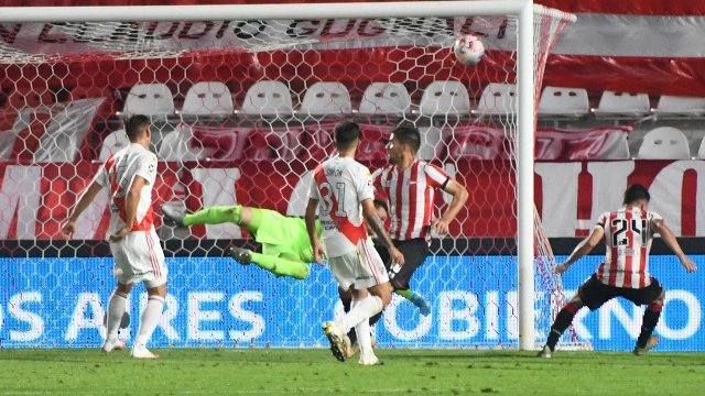Liga Profesional: River sufrió un duro golpe en el inicio de la Copa de la Liga: perdió 2-1 sobre el final ante Estudiantes