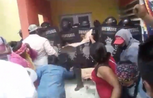 Miraflores: fuerte conflicto entre originarios y la infantería en la puerta de la Municipalidad 