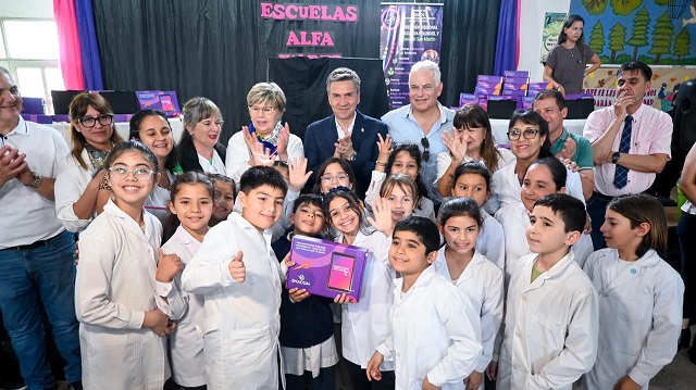 Gral. San Martín: El Gobernador Zdero entregó tablets a Escuelas y destacó el compromiso con la inclusión y la calidad educativa