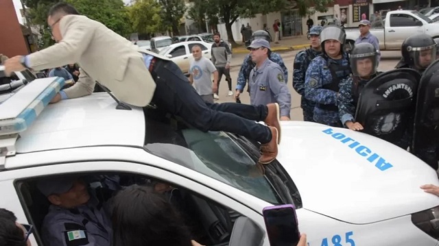 Incidentes en Resistencia por la detención de un concejal de la CER que se trepó a un patrullero en una manifestación