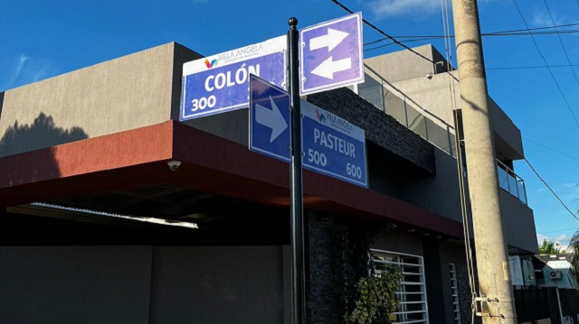 Villa Angela: El Municipio dio inicio al l plan de renovaci&oacute;n de nomencladores de calles en el micro i macro centro