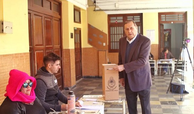 Ángel Rozas emitió su voto y expresó que tiene una "expectativa favorable" de cara a los resultados