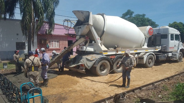 Villa Ángela: Se dio inicio al vertido de hormigón en calle Neuquén 