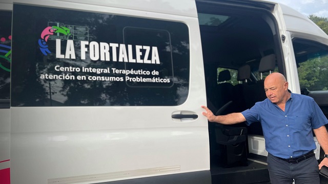 La Vicegobernadora Schneider entregó un Minibús al Centro Terapéutico La Fortaleza: “Este es el camino de un estado presente que cuida”