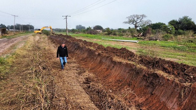CHARATA: EL GOBIERNO PROVINCIAL EJECUTA OBRAS DE DRENAJE PARA PREVENIR ANEGAMIENTOS ANTE POSIBLES LLUVIAS INTENSAS