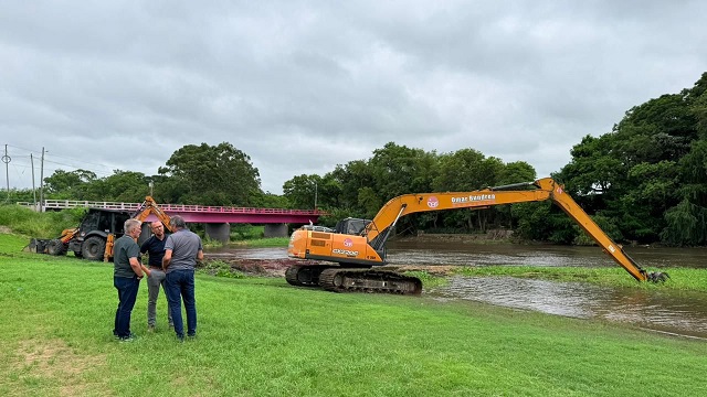 La APA realiza limpieza de vegetaci&oacute;n y residuos en el R&iacute;o Negro, frente al Domo del Centenario 
