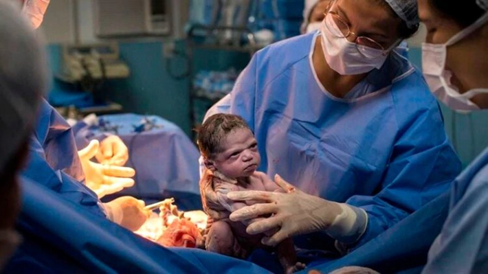 El "bebé enojado" que se convirtió en furor al nacer: "Mi hija nació como un meme"