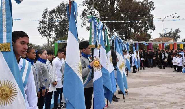 Acto 20 de junio: El Intendente Papp tomó ña Promesa de Lealtad a la Bandera a alumnos de 10 Escuelas