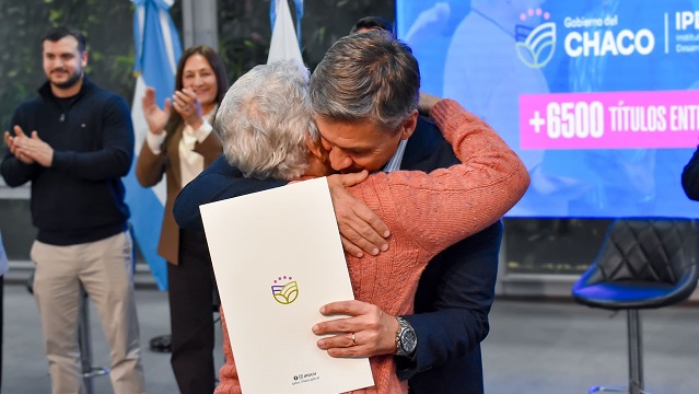 El Gobernador Zdero entregó 50 Títulos de Propiedad a familias de Resistencia que esperaron mas de 45 Años