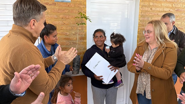 Pampa del Infierno: El Gobernador Zdero entregó Viviendas del Programa Provincial Ñachec