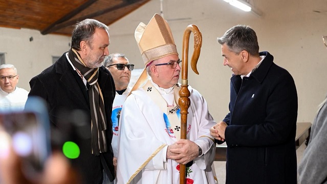 El Gobernador Zdero acompa&ntilde;&oacute; la Misa por Santa Rita de Casia en Puerto Tirol  