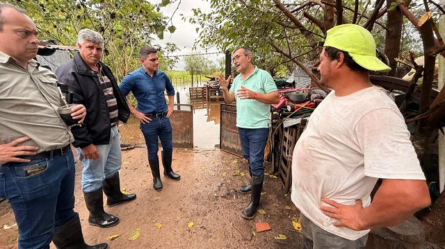 COLONIA BENITEZ; TRABAJO ARTICULADO DEL GOBIERNO PROVINCIAL Y EL MUNICIPIO PARA ASISTIR A LOS VECINOS AFECTADOS