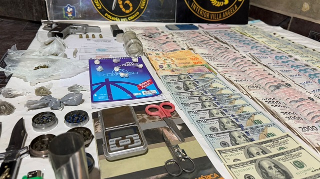 Villa Ángela: Allanamientos positivos, secuestran drogas, dólares, pesos, arma y hubo 3 detenidos