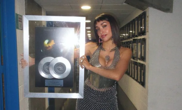 Se robaron la placa del doble disco de platino a María Becerra en Ezeiza