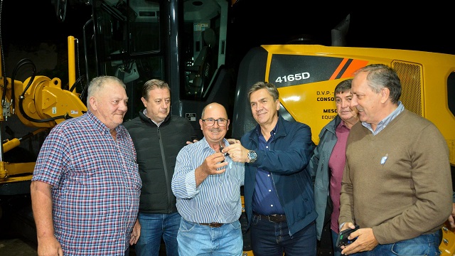 Impulso para el sector rural: El Gobernador Zdero entregó maquinaria al Consorcio N°10 de Mesón de Fierrro