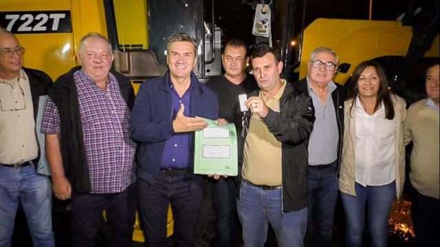 Hermoso Campo: El Gobernador Zdero entregó una motoniveladora de alta potencia al Consorcio Caminero Nº42