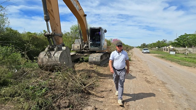 Limpieza del canal Las Flores: el Municipio retira residuos y analiza colocar c&aacute;maras para controlar los vuelcos de basura