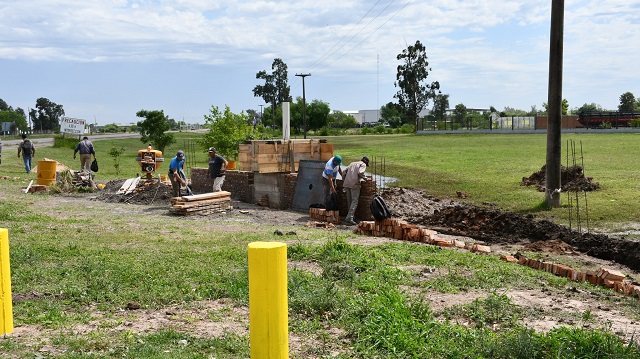 El Municipio trabaja en la construcción del Tótem del acceso oeste a la ciudad de Villa Ángela